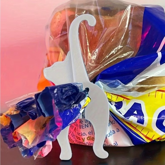 Colorful Cat and Dog Bag Clips 2 Pieces 1 Cat Clip & 1 Dog Clip, Random Colors - Picture 4 of 6